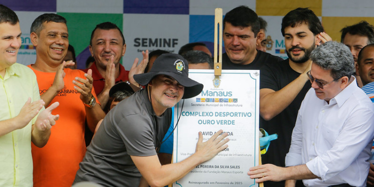 Prefeito David Almeida entrega mais um complexo esportivo na zona Leste