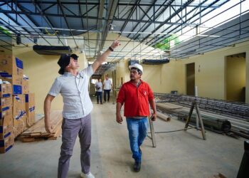 Prefeito David Almeida inspeciona obras de ampliação de UBSs na zona Oeste e anuncia entrega de nova unidade na Compensa