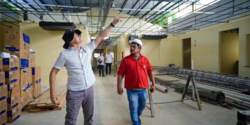 Prefeito David Almeida inspeciona obras de ampliação de UBSs na zona Oeste e anuncia entrega de nova unidade na Compensa