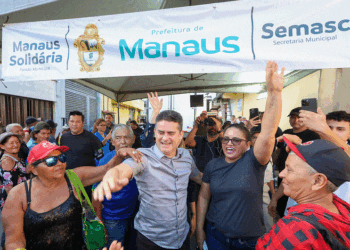 Prefeito David Almeida entrega 120 toneladas de pescado e beneficia 45 mil famílias na Semana Santa