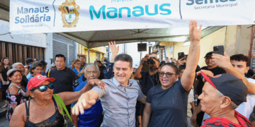 Prefeito David Almeida entrega 120 toneladas de pescado e beneficia 45 mil famílias na Semana Santa