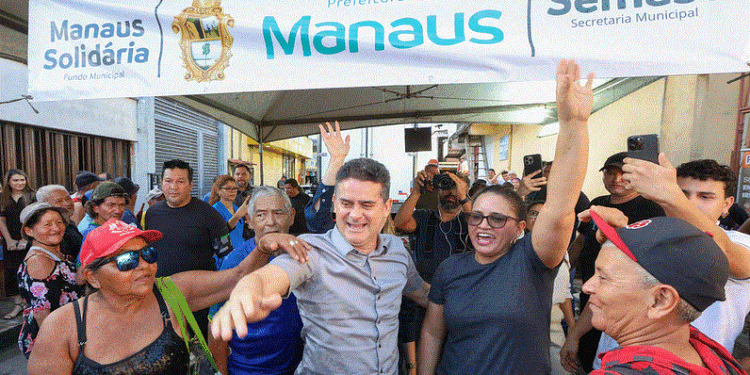 Prefeito David Almeida entrega 120 toneladas de pescado e beneficia 45 mil famílias na Semana Santa